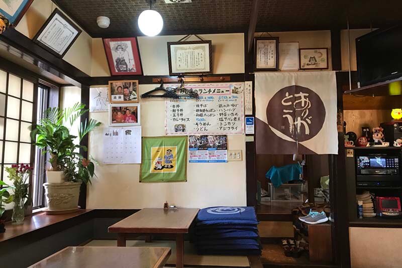 店内はカウンターと座敷テーブル