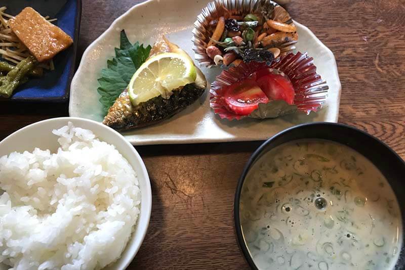メインのはずの塩サバが...