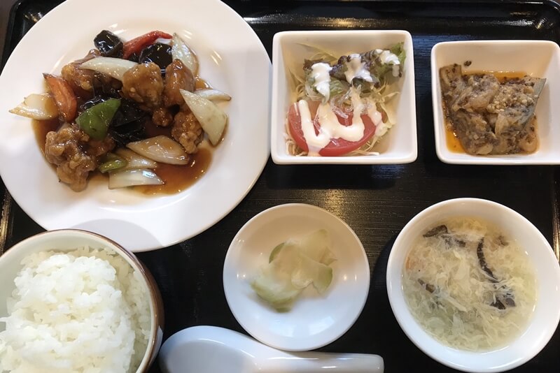 酢豚定食は小鉢までついてきます